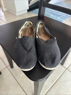 Toms Black Slip-On Shoe with Tan leatherInsole and Printed Lining size 9